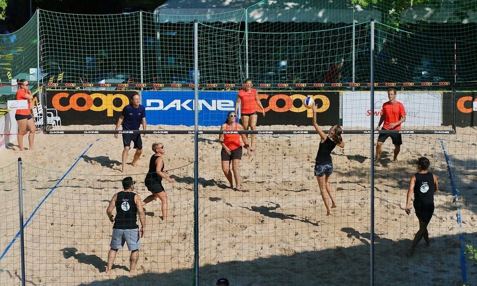 How many players are there in a beach volleyball team
